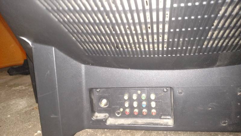 lot 14 image: CRT TV 32 Powers up