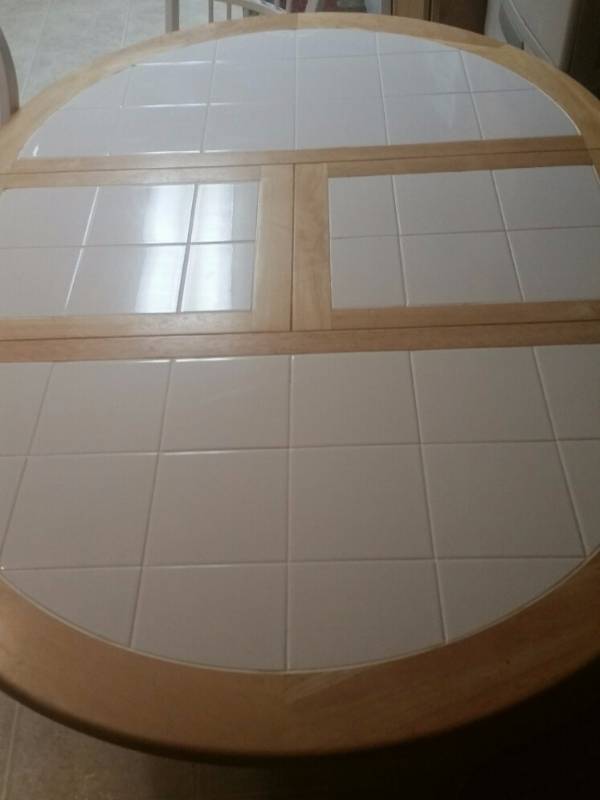 lot 2 image: Very Nice Dining Table & 4 Chairs wcushions