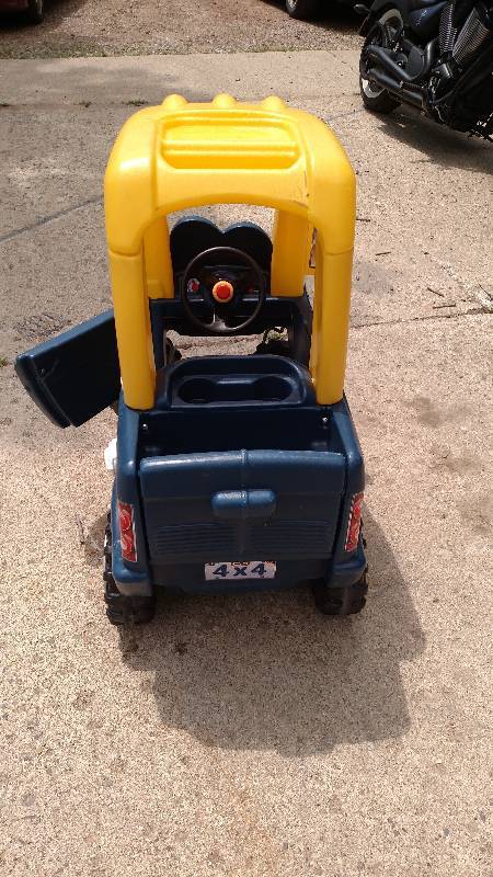 lot 19 image: Lil Tikes Truck-excellent condition