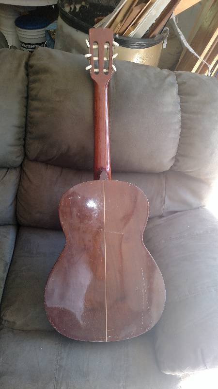 lot 29 image: Acoustic Guitar (classical) & Book