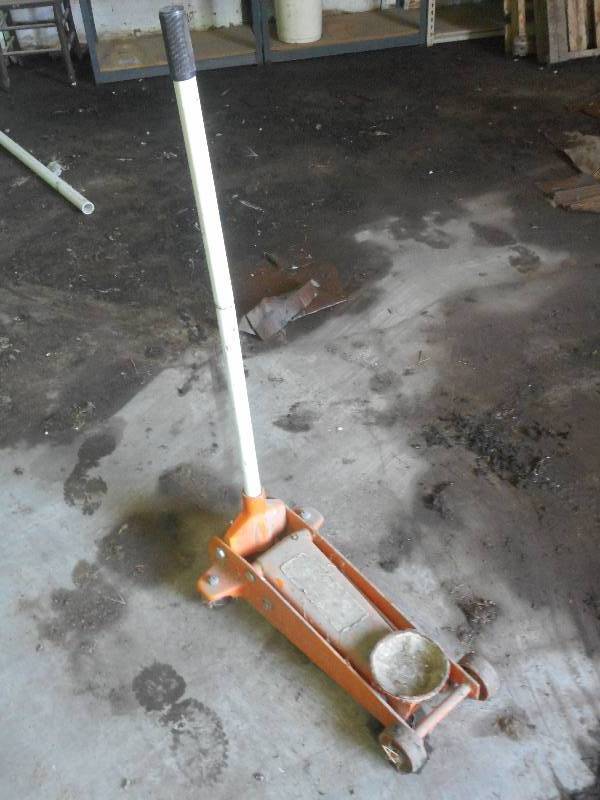 lot 6 image: 3-Ton Rolling Floor Jack ...