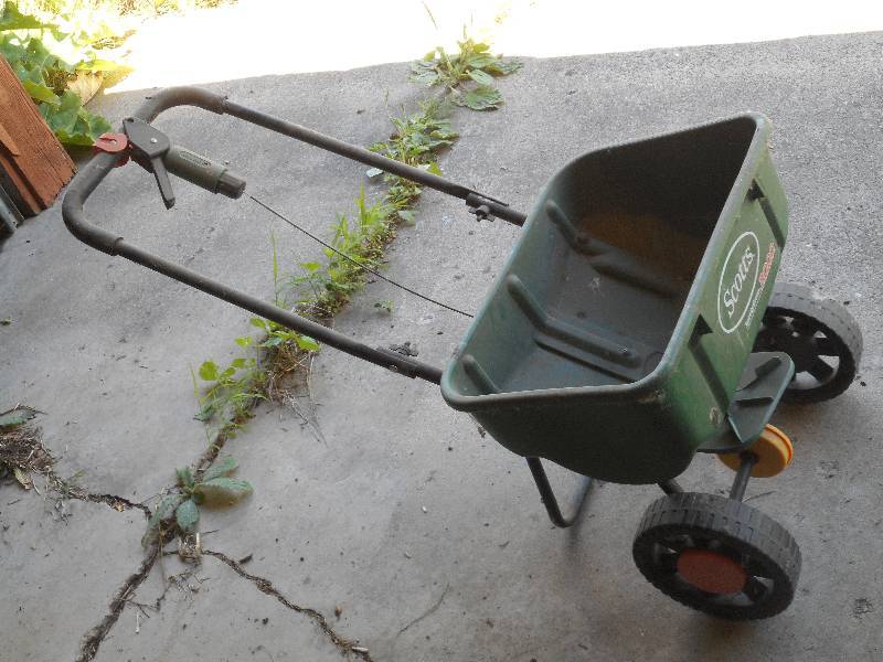 lot 54 image: Scotts 3000 Fertilizer Spreader ...