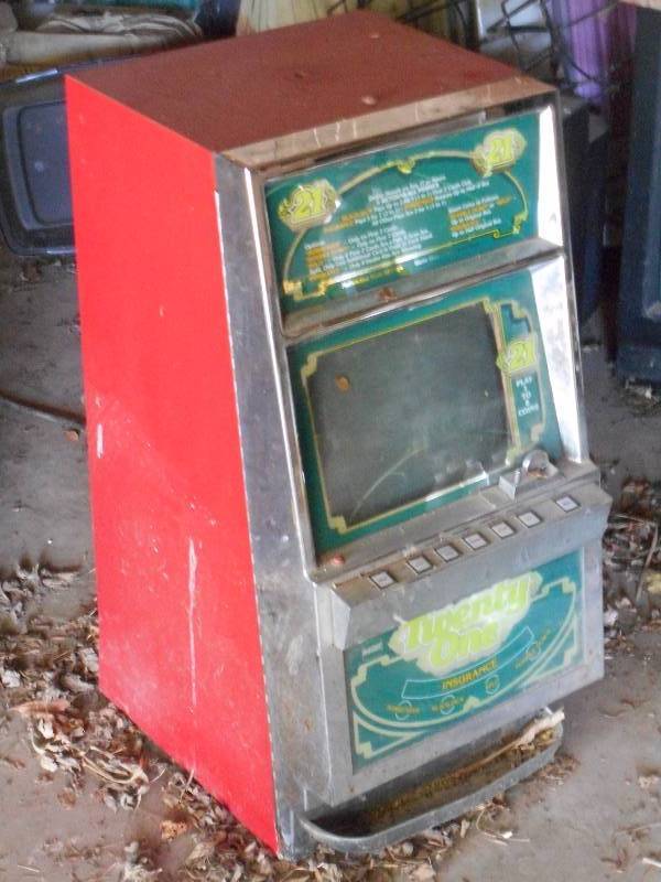 lot 58 image: Twenty One Slot Machine, Key Incl...