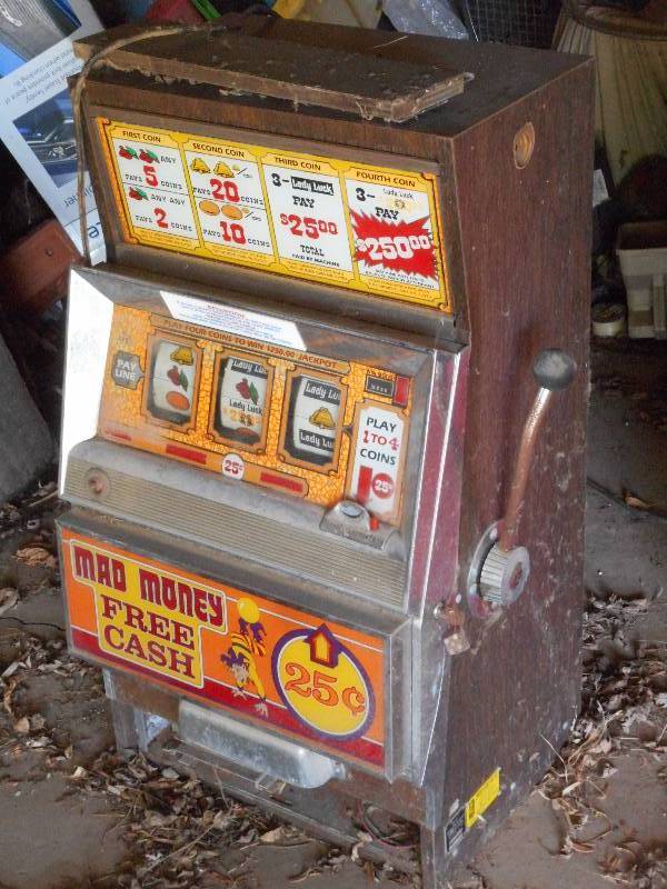 Mad Pinatas Slots Machine