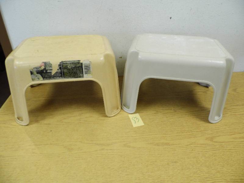 2 Rubbermaid Stools