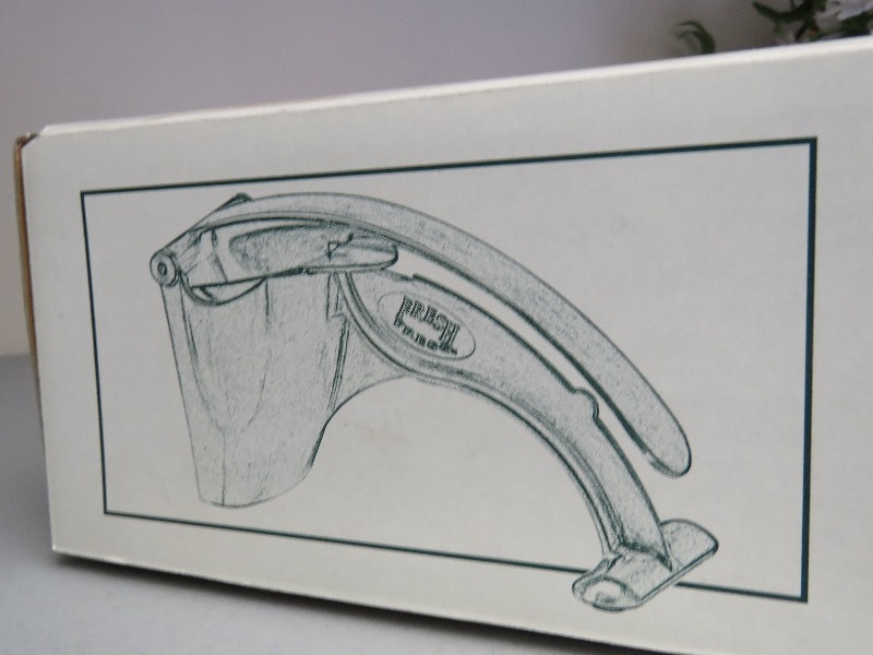 Hand juicer