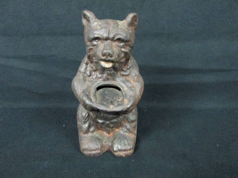 lot 6 image: Cast Iron Bear Coin Bank