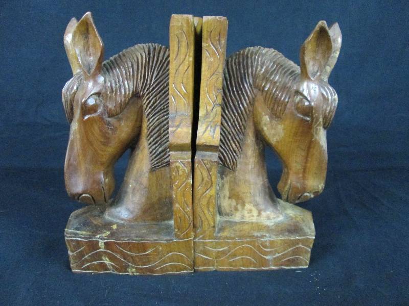 lot 26 image: Iron Wood  Horse Head Bookends