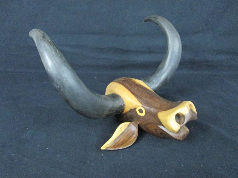 lot 27 image: Carved Steers Head