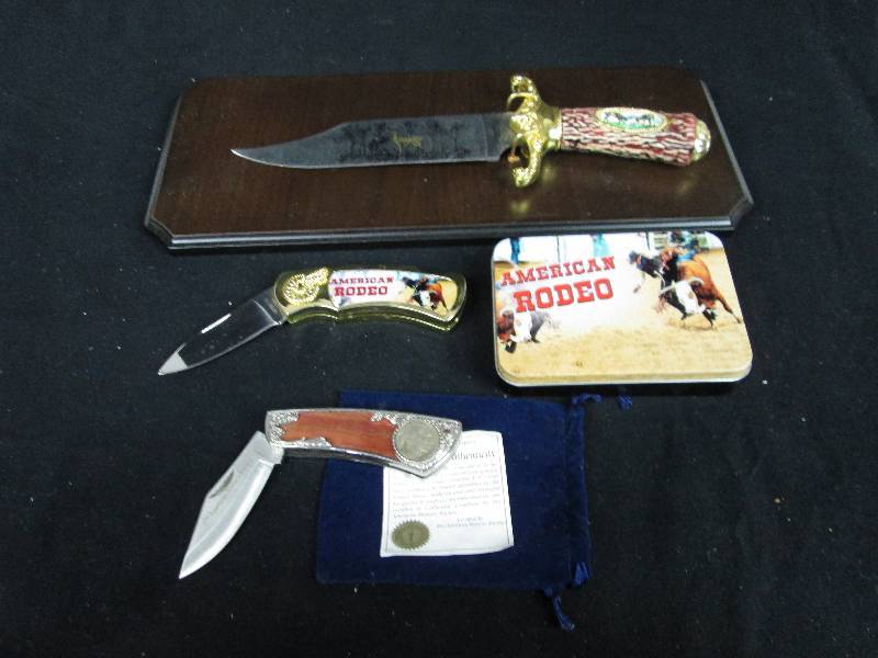 lot 77 image: 3 Collector Knifes