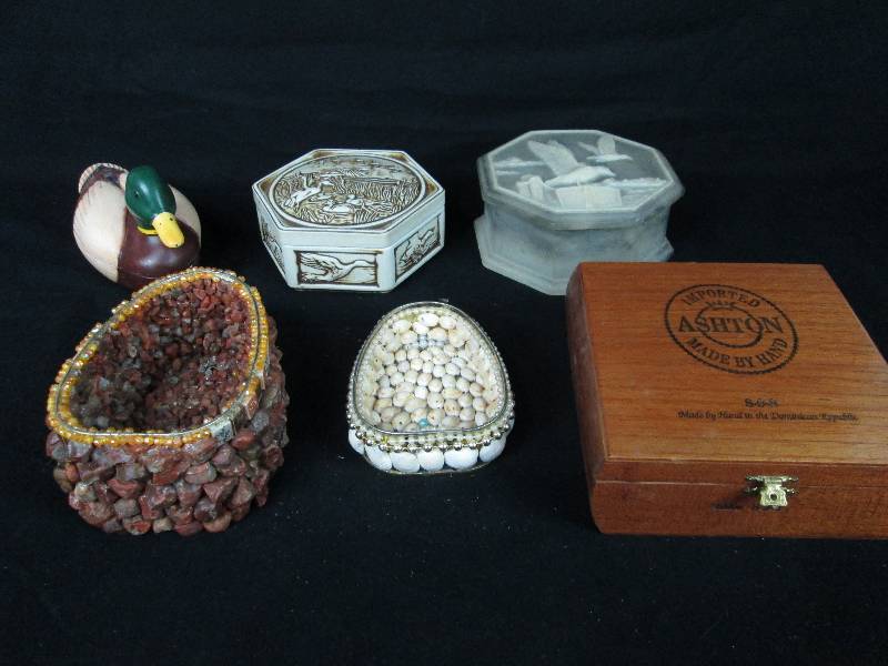lot 80 image: Assorted Trinket Boxes