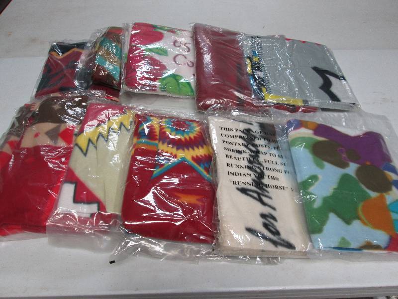 lot 199 image: 10 Fleece Blankets