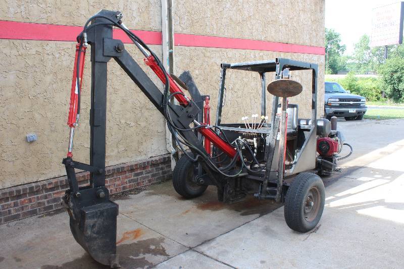 lot 1 image: Tow-Behind Mini Excavator
