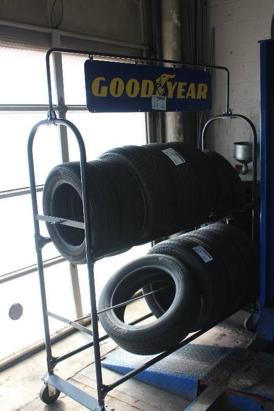 lot 24 image: Rolling Tire Rack