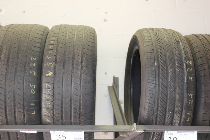 lot 35 image: Lot of (3) P22550R17 Tires