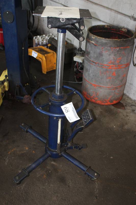 lot 68 image: 2-Stage 0.5-Ton Telescopic Transmission Jack