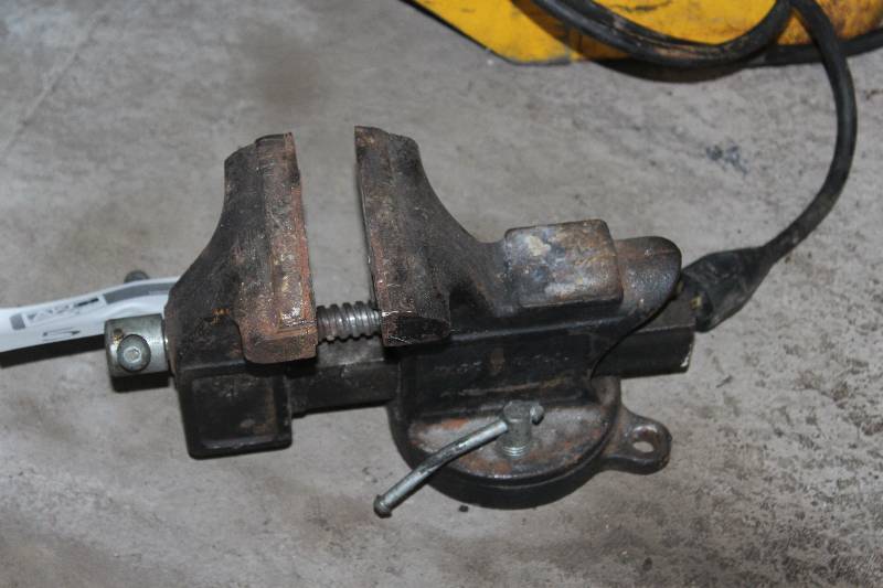 lot 51 image: Bench Vise