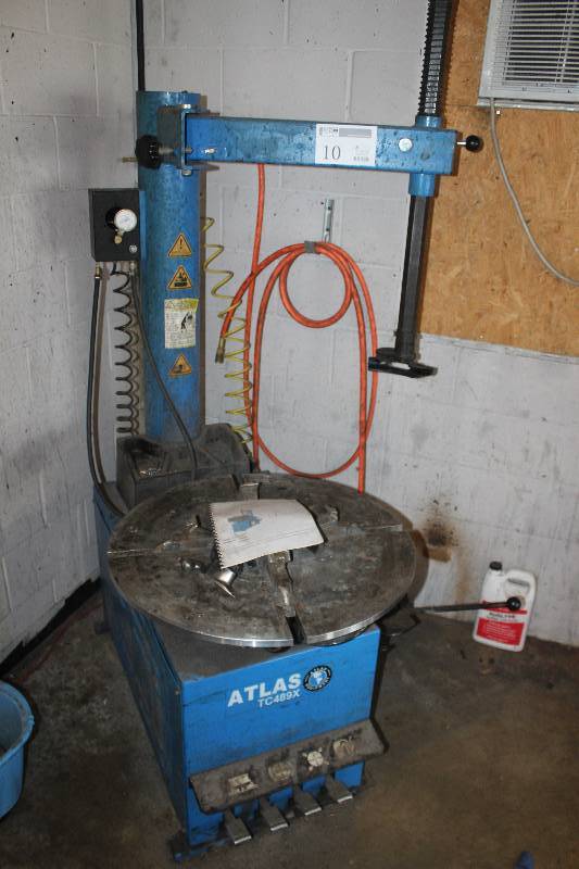 lot 10 image: Atlas TC489X Tire Changer