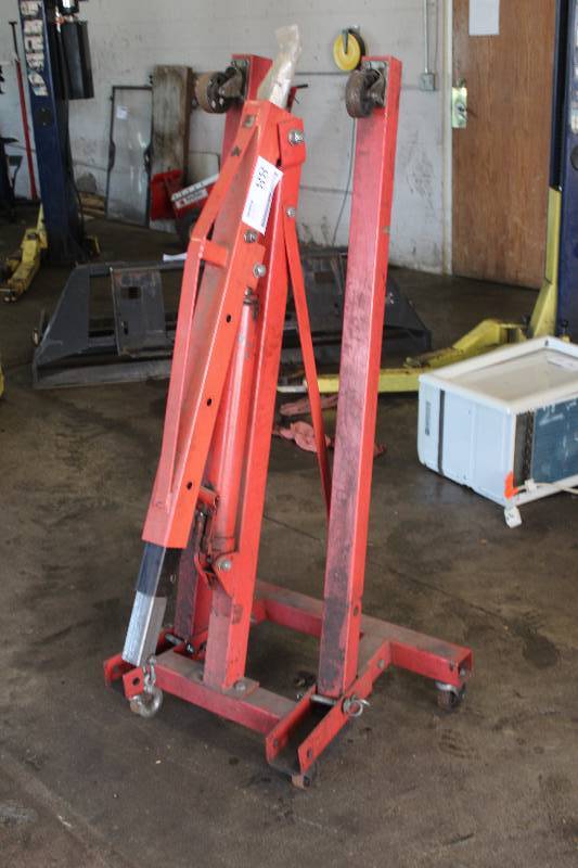 lot 88 image: Engine Cherry Picker 10-Ton Long Ram Jack