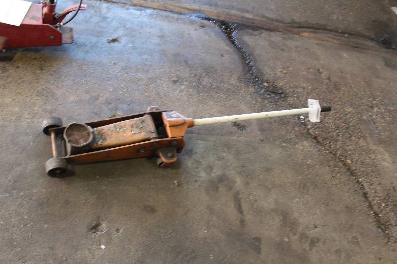 lot 86 image: Floor Jack