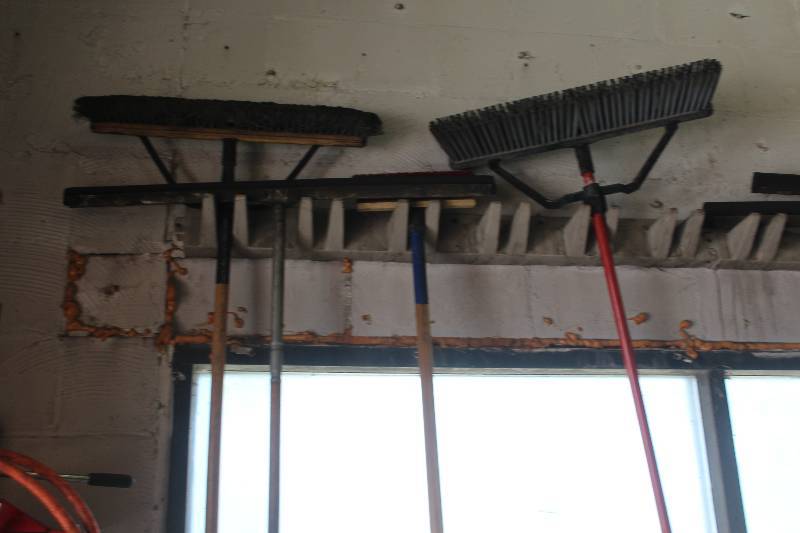 lot 105 image: Rack & Contents of Push Brooms