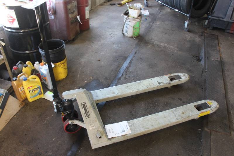 lot 133 image: Roughneck 4400lb Pallet Truck