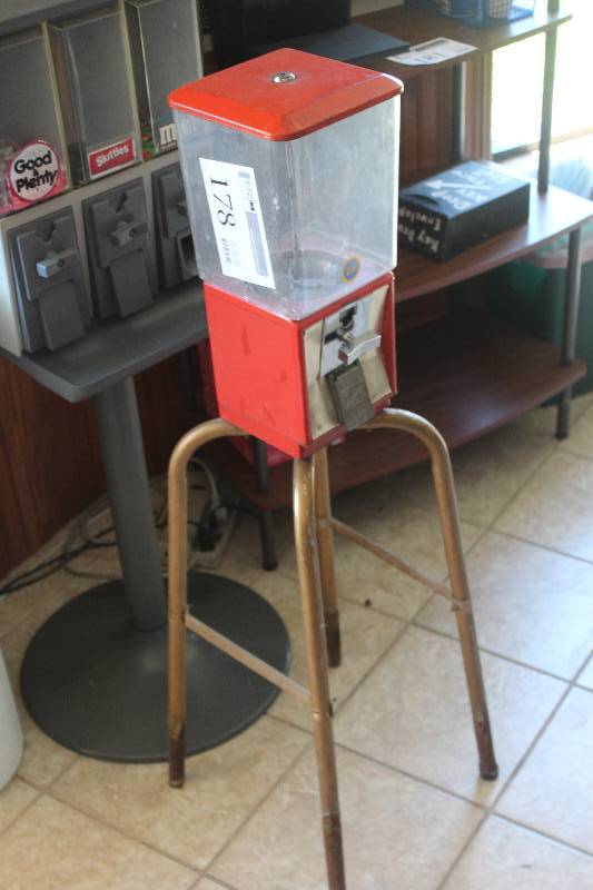 lot 178 image: 1-Cup $0.25 Candy Dispenser