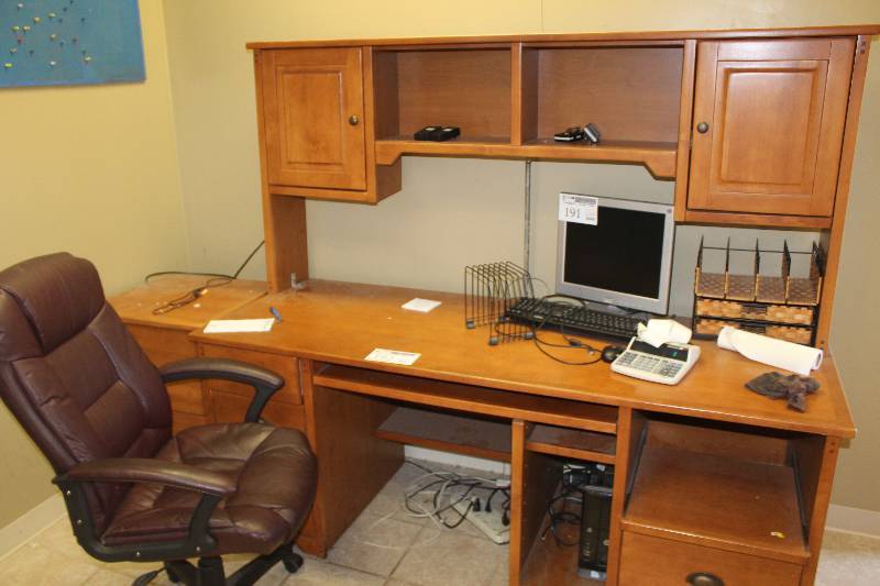 lot 192 image: Lot of Furniture Including 1) Desk AND 1) End Table AND 1) Chair