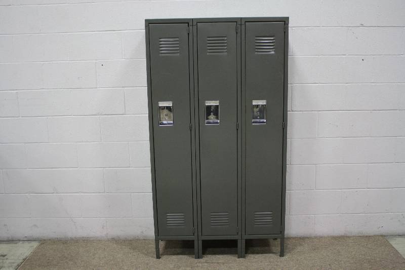 3 Stall Locker Unit