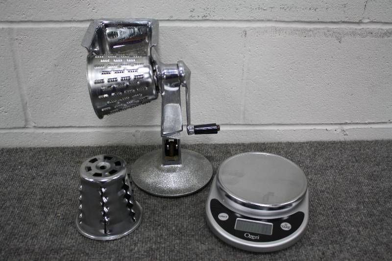 Hand Grinder and Scale