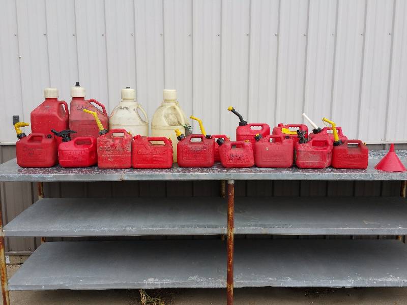 (17) Plasitc Fuel Cans