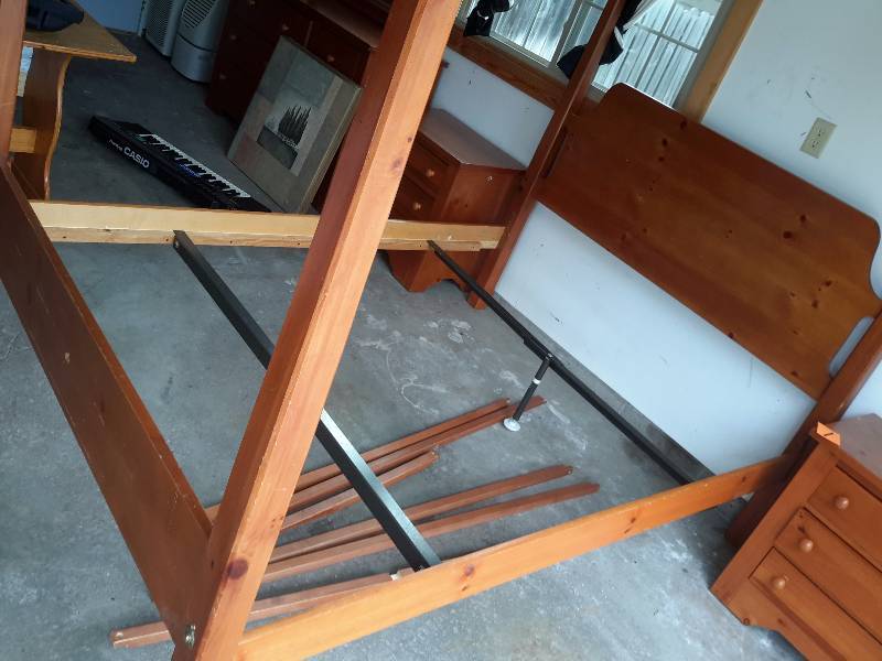 Broyhill, Queen Size Bed with Canopy frame.. 2 night stands..