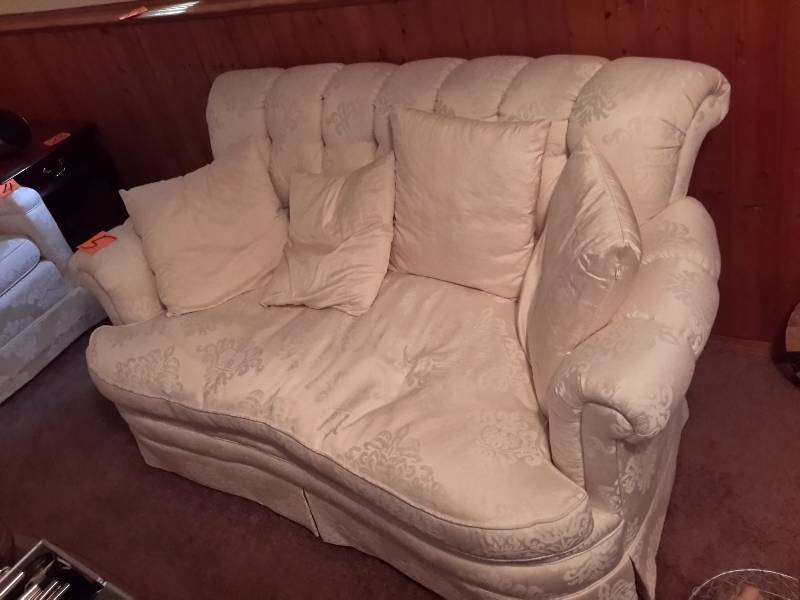 Love seat that matches upholstery of lot 4.  EXCELLENT Shape..