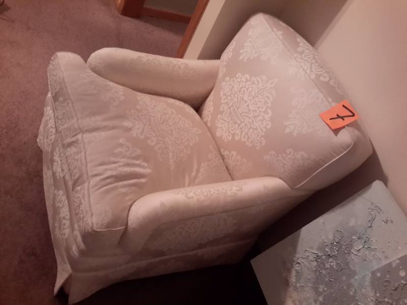 Nice chair that matches, lot 4, 5.. Down filled.. EXCELLENT SHAPE.  28 in w x 30 in d x 30 in h at back.   In basement.