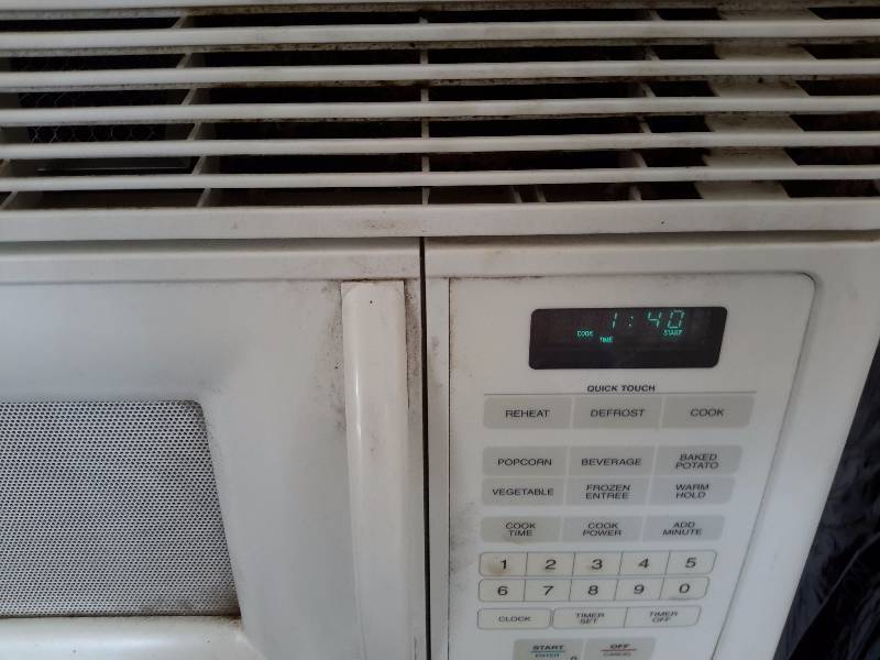 Whirlpool, Over the stove Microwave.. Tested and Works.. Has mounting bracket included.. Sitting under it.
