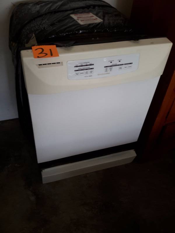 Kitchen Aid Whisper Quiet,  Dishwasher.. Built in unit.  Untested, but owner says it works.. They traded out for a new one for sale of the house.