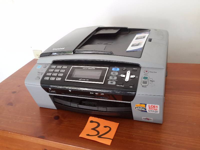 MFC 490CW Multi use printer, Scanner, Copier, Fax.. Powers up, but seems to need new ink cartridges.