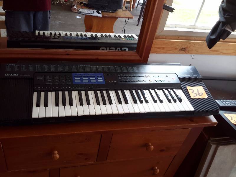 CASIO.. Tonebank Keyboard.. Tested and works..Battery operated.. No AC cord.. That was misplaced, but has the outlet.