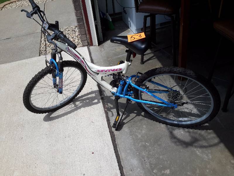 DYNO 18 Speed, Womens Mountain Bike.  Looks like a 24in.  Grip shifters.  Almost like new.. Needs air in the tires