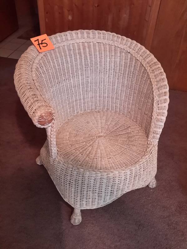 Very Nice wicker side chair.. EXCELLENT SHAPE.. No pad.