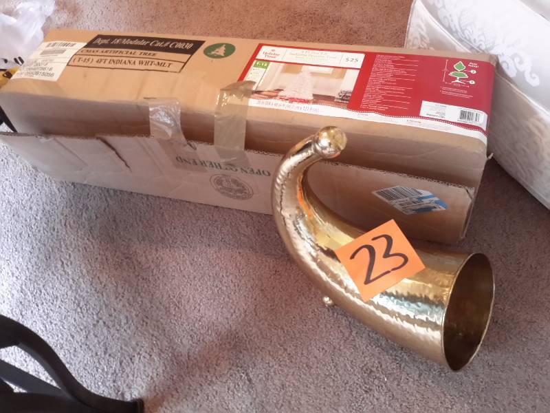 4ft artificial Indiana Sruce Pre lit Tree  Gold Chrome horn display.