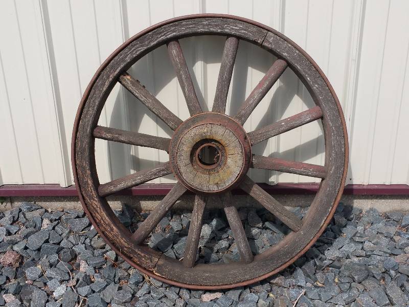 lot 13 image: Idyllic Spoked Wagon Wheel