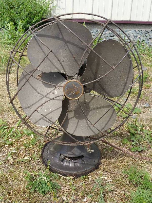 lot 34 image: Vintage Emerson Table Fan