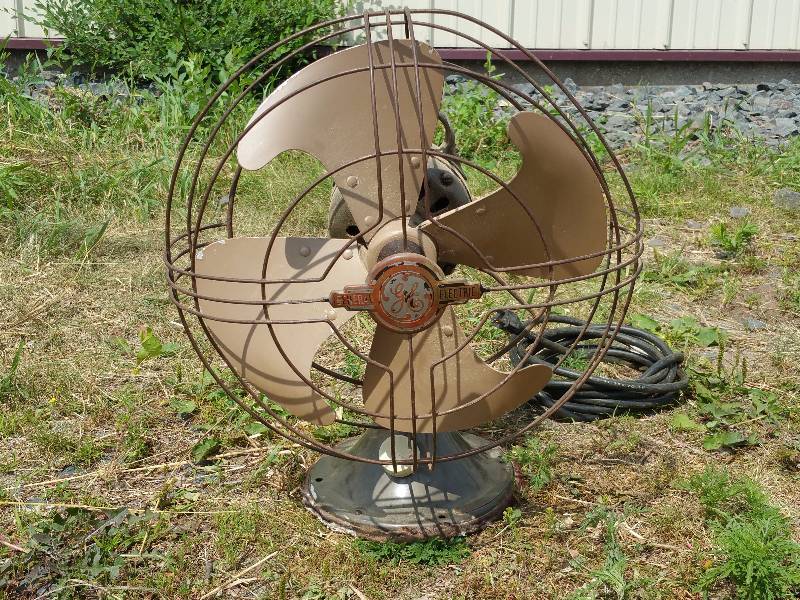 lot 36 image: Vintage General Electric Table Fan