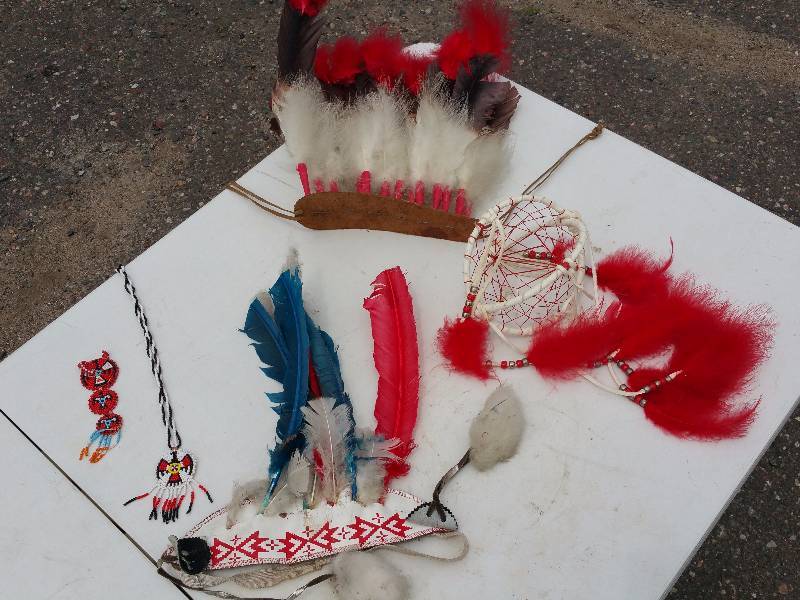 lot 56 image: Native American Dcor Assortment