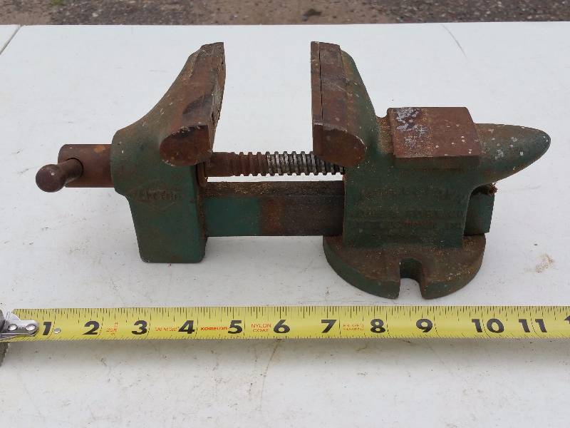 lot 86 image: Vintage Littlestown No. 112 Vise by Littco