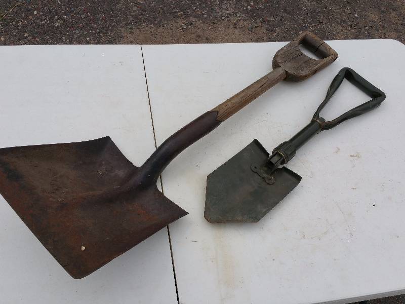 lot 92 image: Primitive Shovel  Folding Shovel