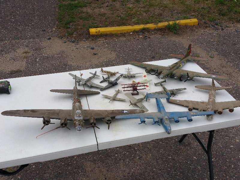 lot 103 image: Large Lot of Airplane Models
