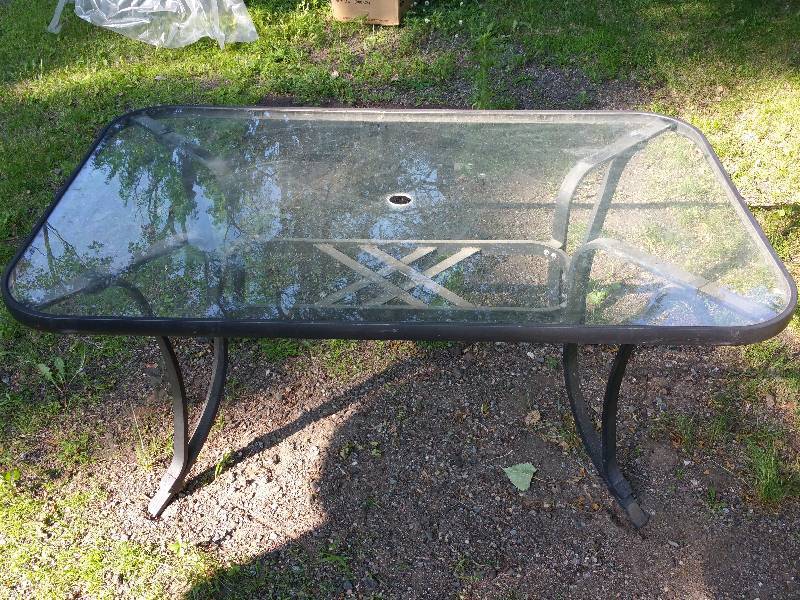 lot 32 image: Outdoor Patio Table