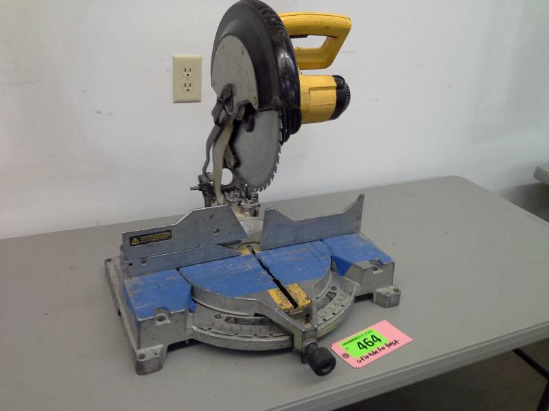 lot 464 image: DeWalt DW705 12 Compound Miter Saw